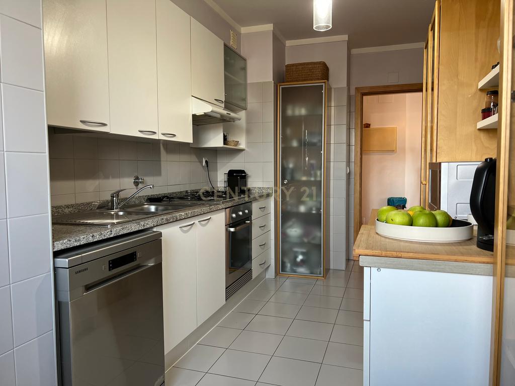 Apartamento T3 com vista desafogada e excelente luminosidade em Lumiar - Image 9