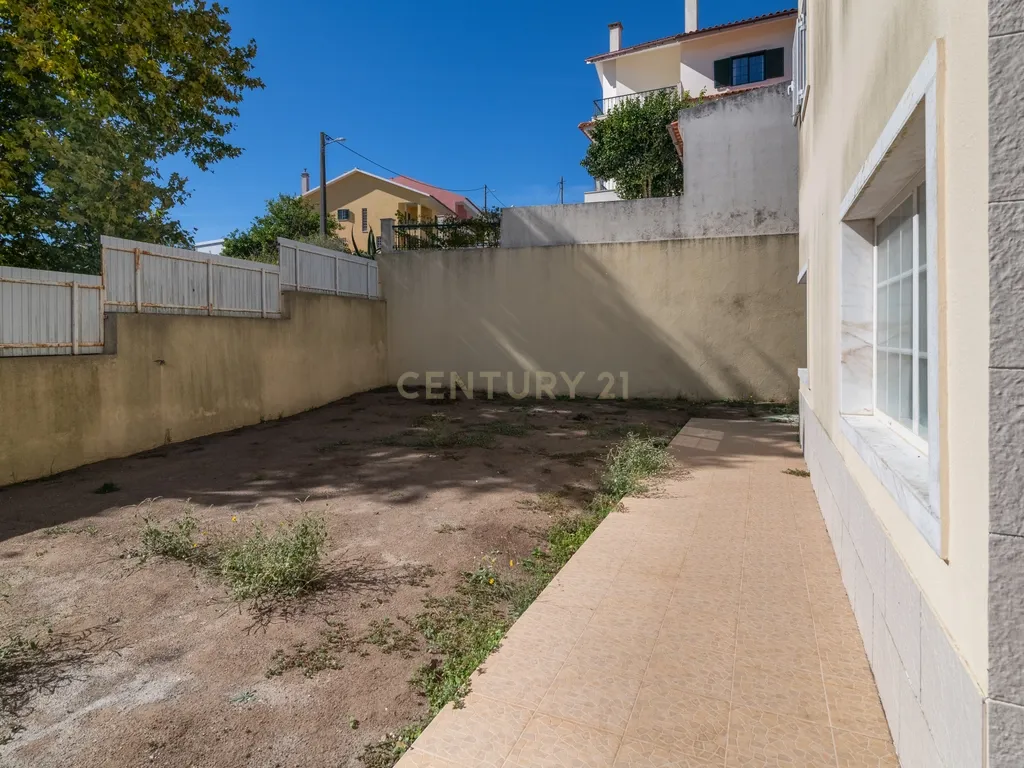 Moradia T4+1 | 368 m² | Garagem para 4 Viaturas | Casal do Bispo, Famões - Image 50