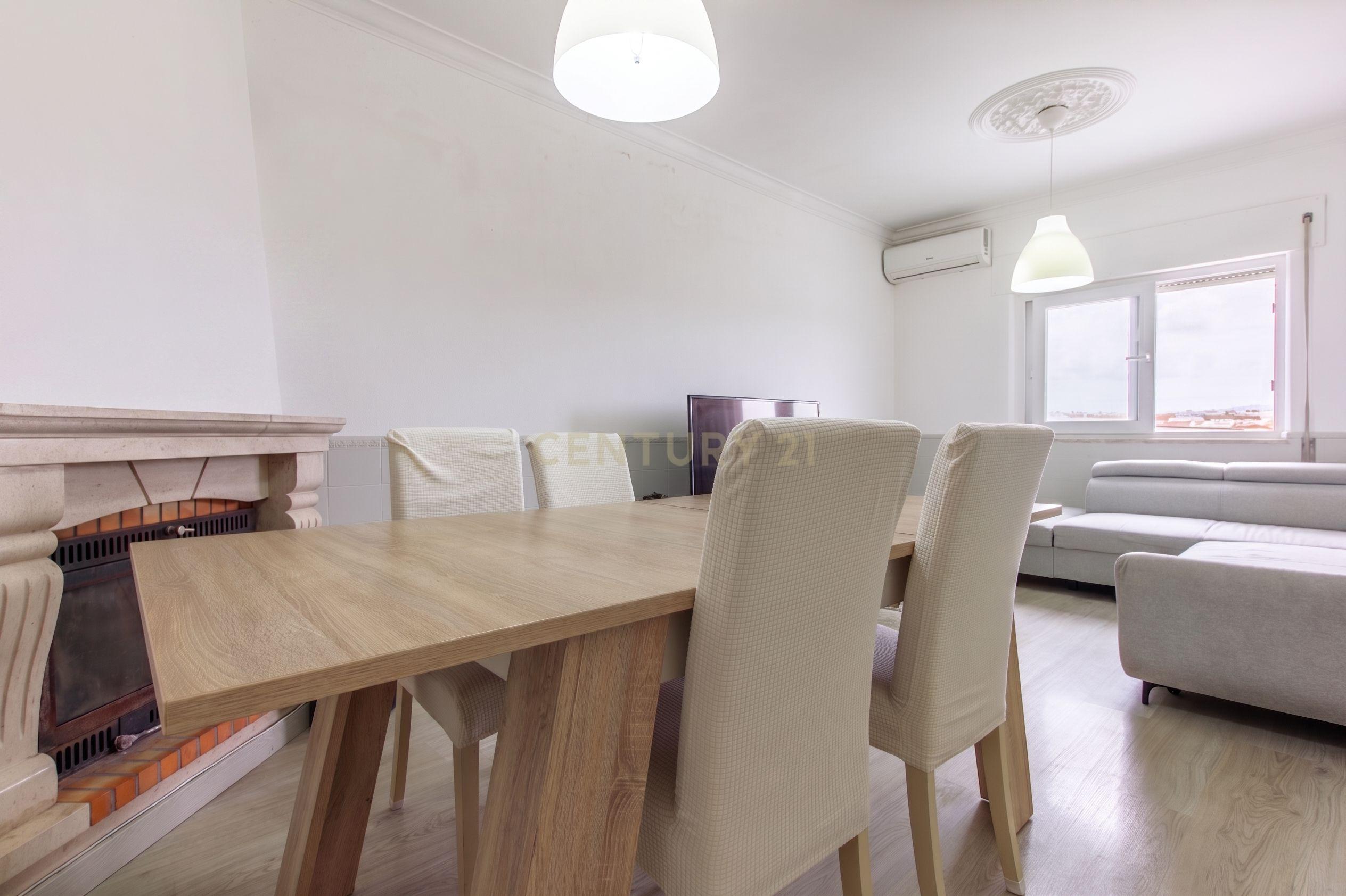 Fotografia 7 de Excelente Apartamento de 4 Assoalhadas com Terraço e Sótão Independente na Quinta do Conde.