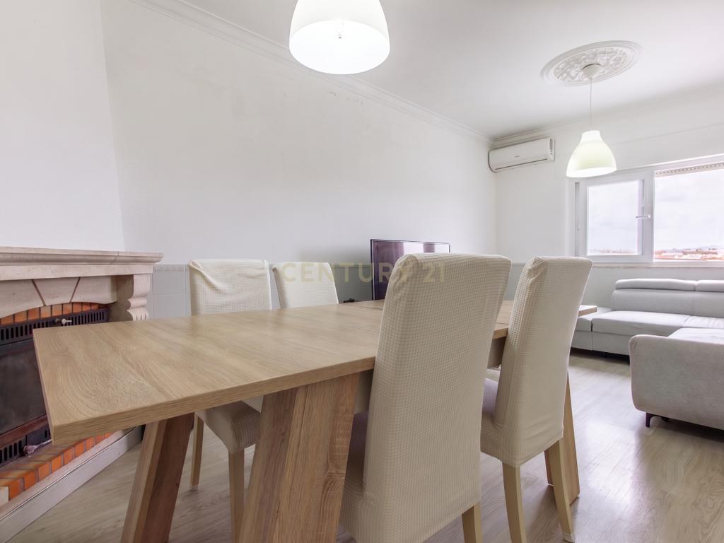 Excelente Apartamento de 4 Assoalhadas com Terraço e Sótão Independente na Quinta do Conde. - Image 7