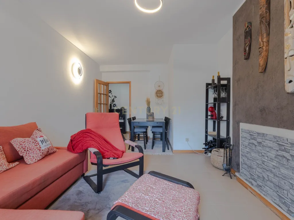 Fantástico Apartamento T2 com Lareira, Varanda e Lugar de Garagem | Fânzeres – Gondomar - Image 1