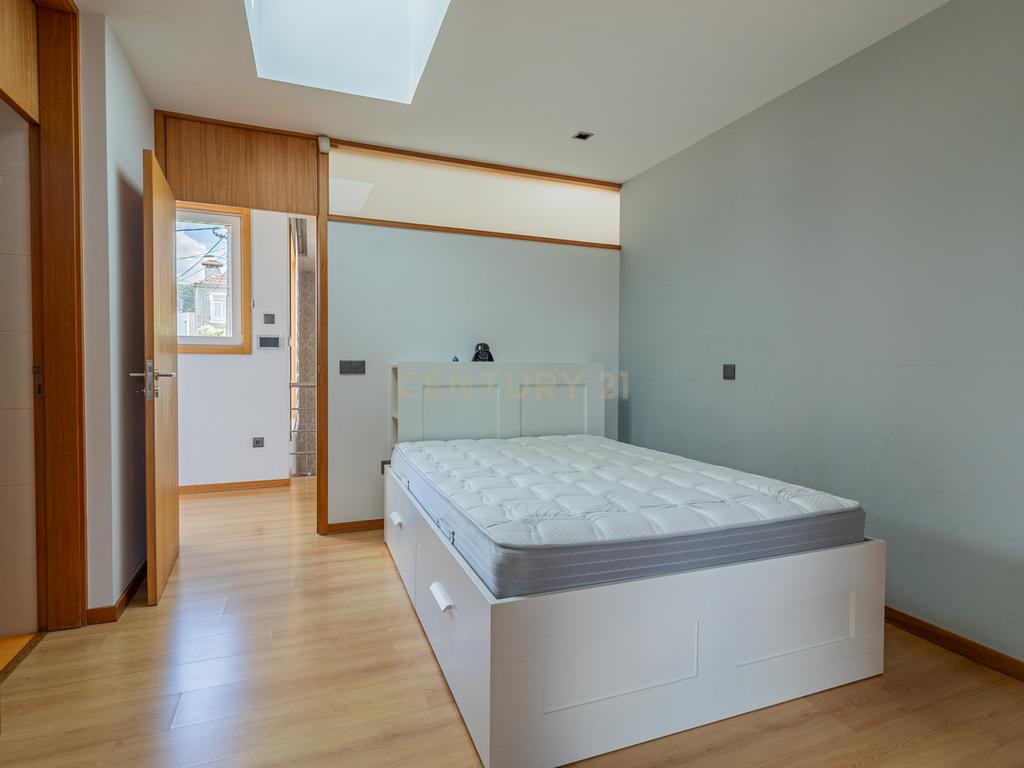 T5 com 3 Suites e Terreno com Rio | Natureza, Espaço e Conforto - Image 35