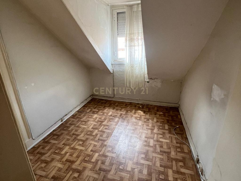 Oportunidade em Lisboa: Alcântara T2 para Recuperar - Image 11
