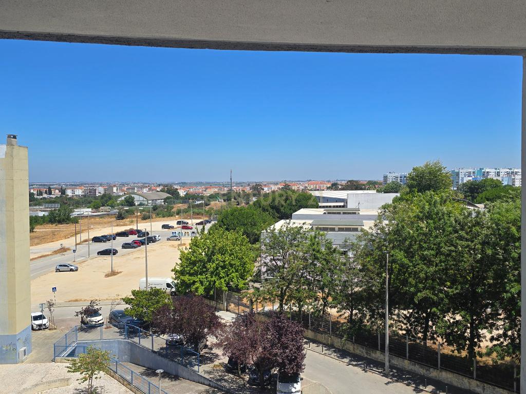 T3 com Lareira, 101m² e Duas Frentes no Centro do Barreiro - Image 11