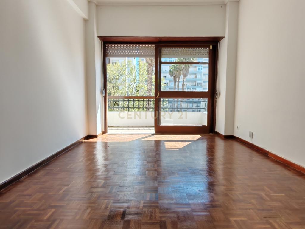 Apartamento T3 em Carnaxide - Image 1