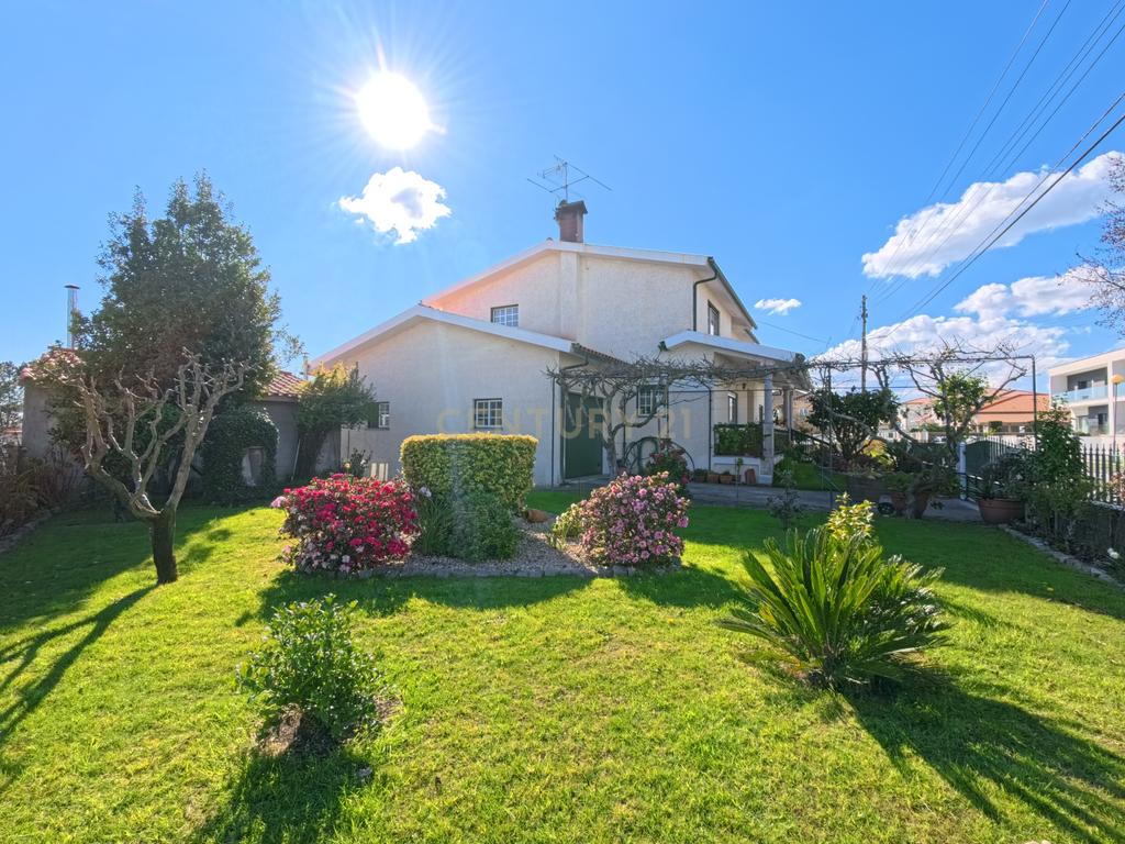 Moradia térrea T5 com 1600 m² de terreno em Fragosela - Viseu - Image 1