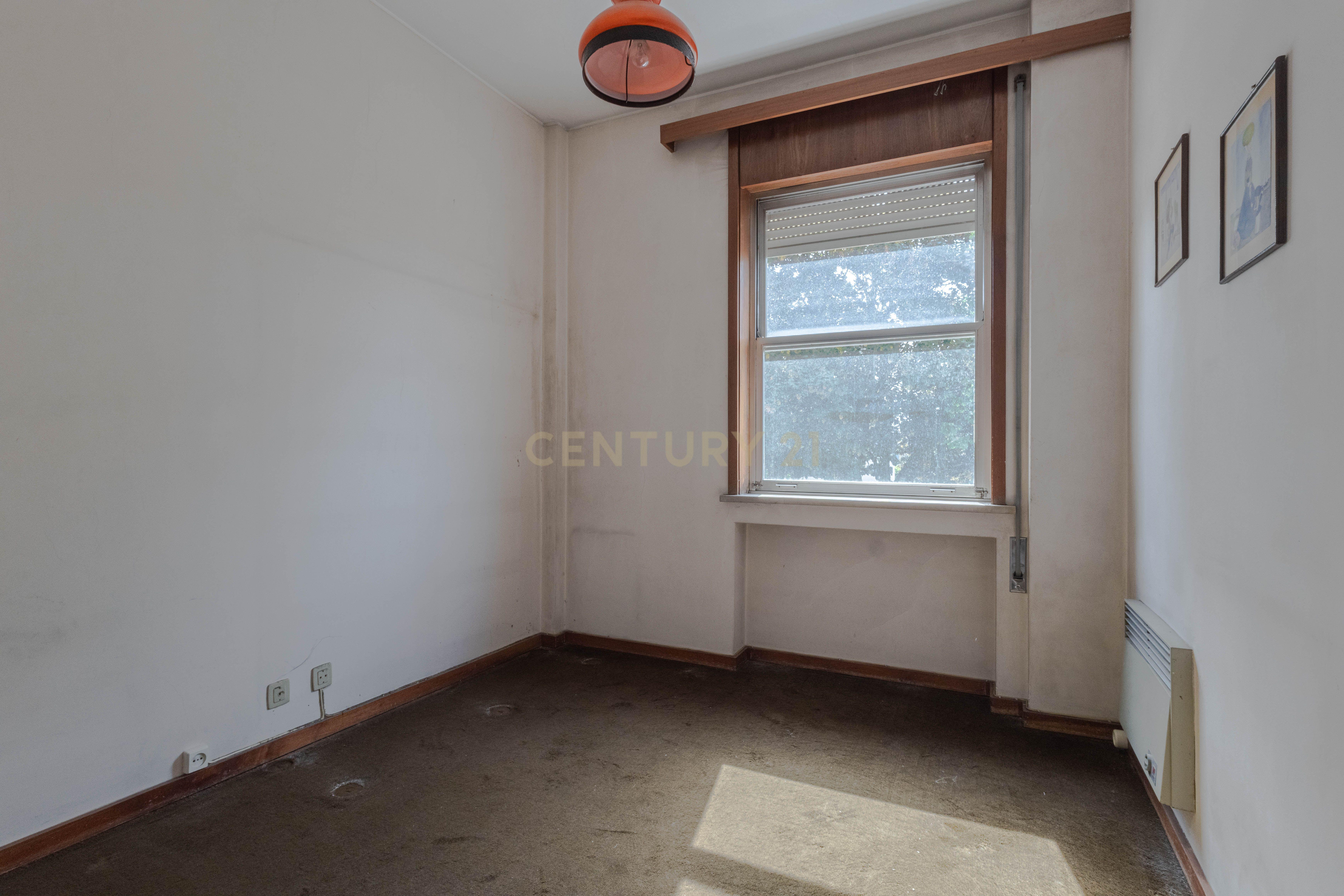 Fotografia 10 de Apartamento T4  Construção Ferreira do Santos 2 lugares de garagem +arrumos  na Avenida Fernão de Magalhães — Espaço, Potencial e Distinção no Coração da Cidade