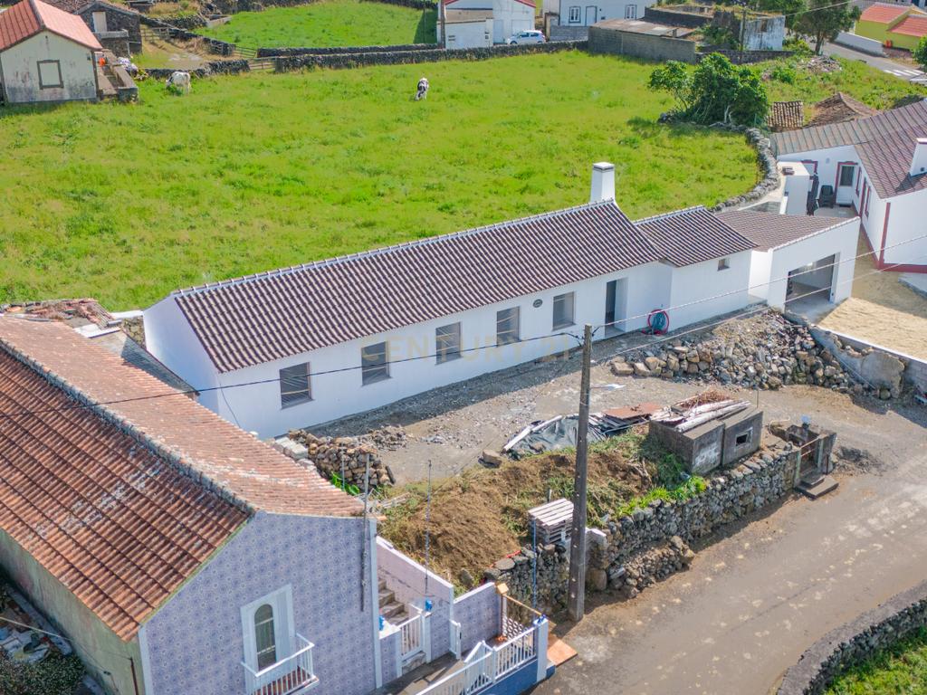 Moradia em fase de renovação na Vila de São Sebastião - Image 2