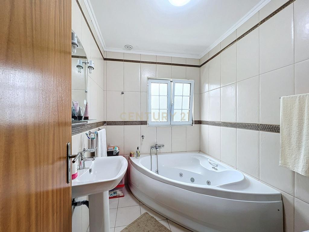 Casa T4 com Vista Mar em Povoação, Ilha de São Miguel - Image 9
