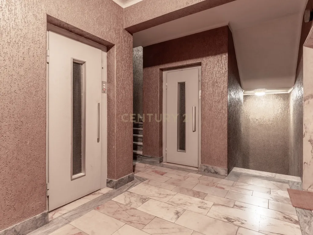 Apartamento T3 com elevador e garagem na Rua Luciano Cordeiro, em Lisboa - Image 4
