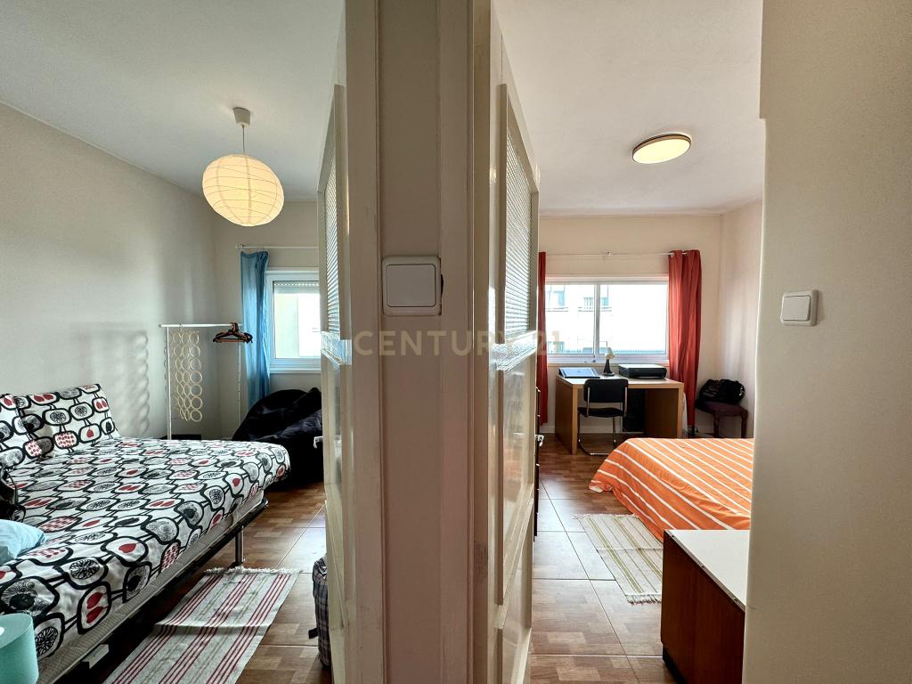 Fantástico Apartamento T2 com Varandas no Centro do Porto - Image 2