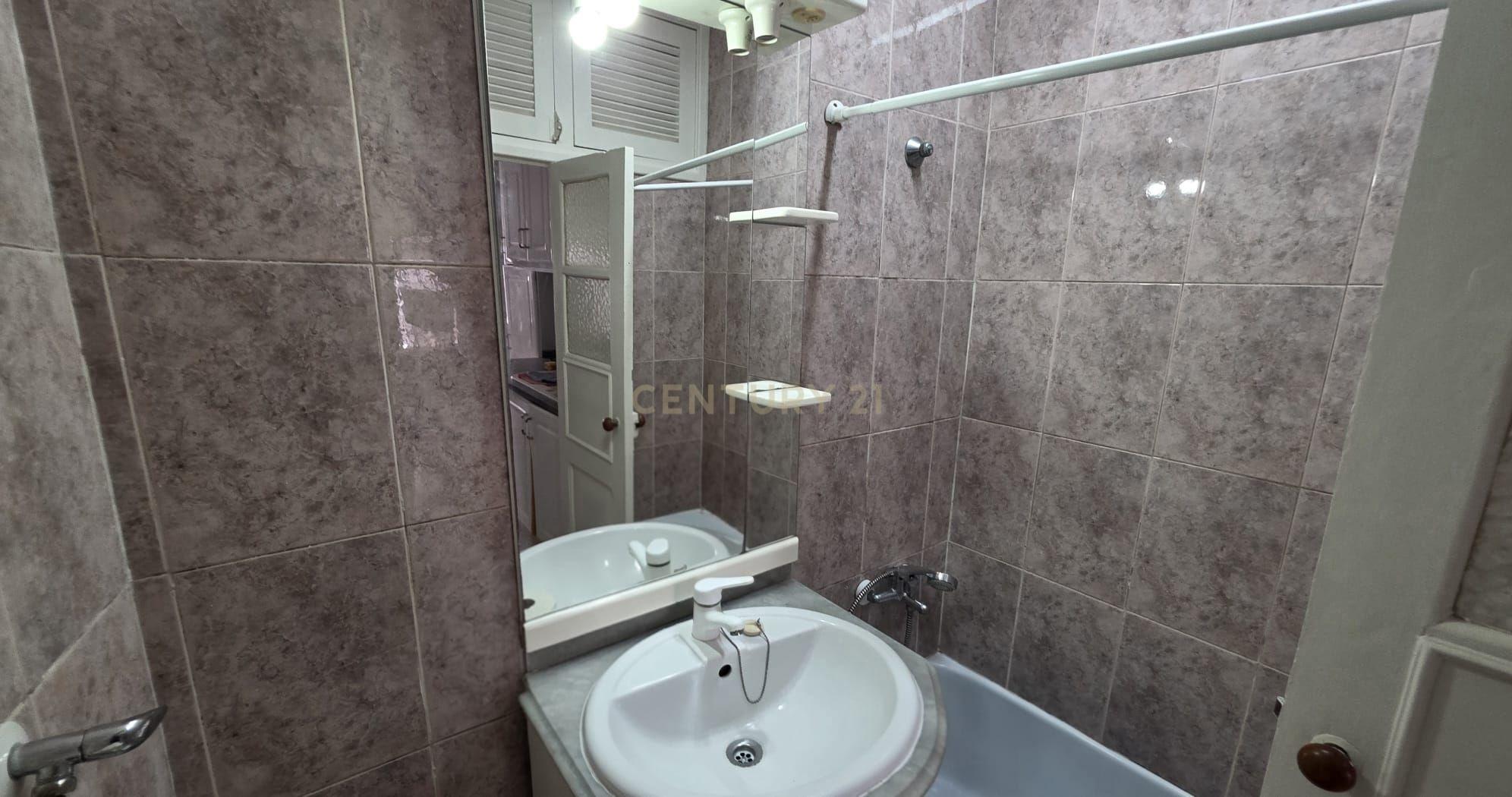 Fotografia 8 de APARTAMENTO T1+1 ALFAMA na Rua dos Remédios, ótima localização na Capital