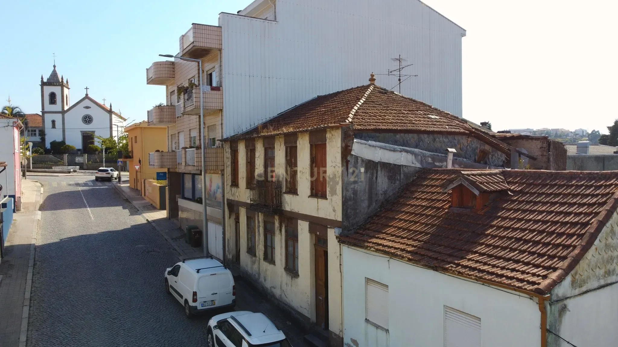 Moradia ancestral com terreno no centro da cidade de Santo Tirso para remodelação total - Image 1