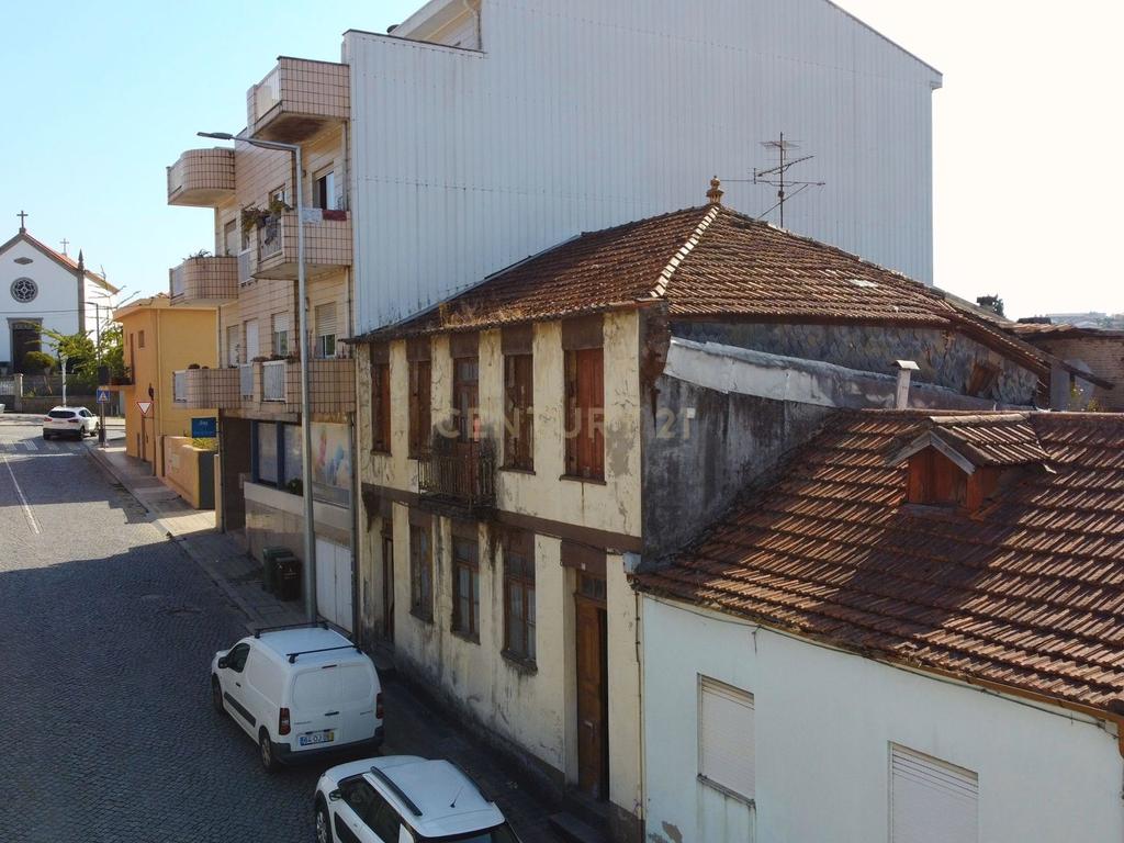 Moradia ancestral com terreno no centro da cidade de Santo Tirso para remodelação total - Image 1