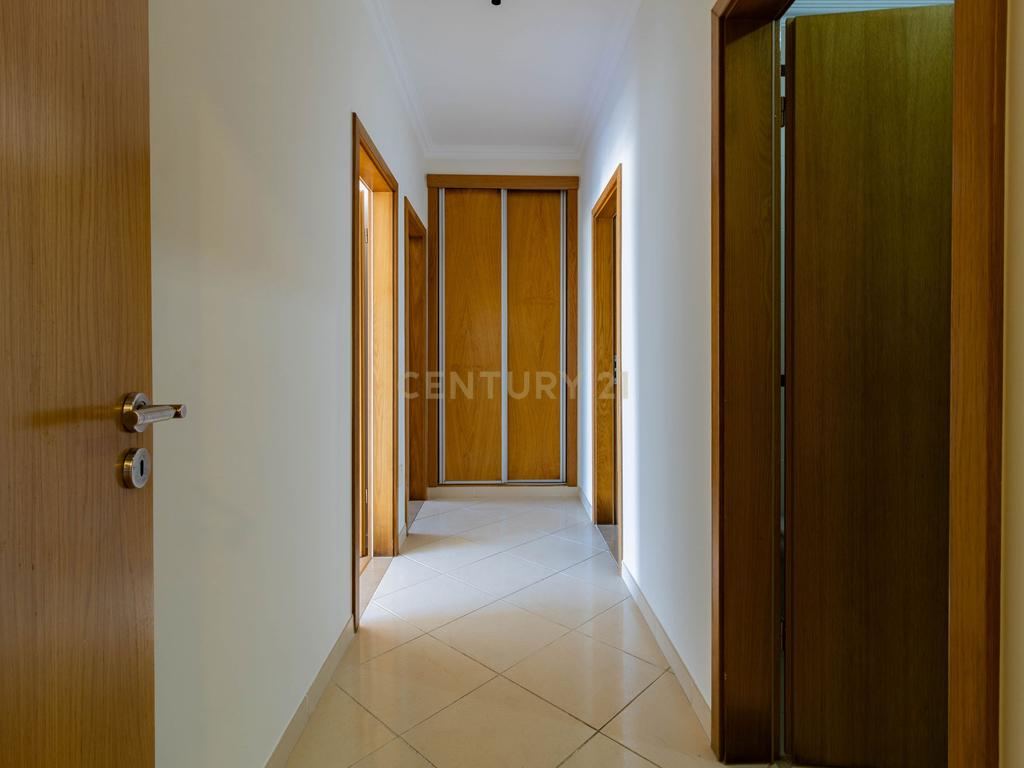 Excelente Apartamento T2 com 2 WC e Garagem - Image 12