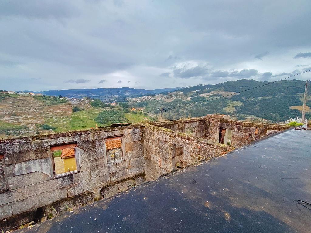 Moradia para reconstruir com terreno, refúgio paradisíaco perto da praia fluvial de Porto de Rei, S. Martinho de Mouros, Resende - Image 5