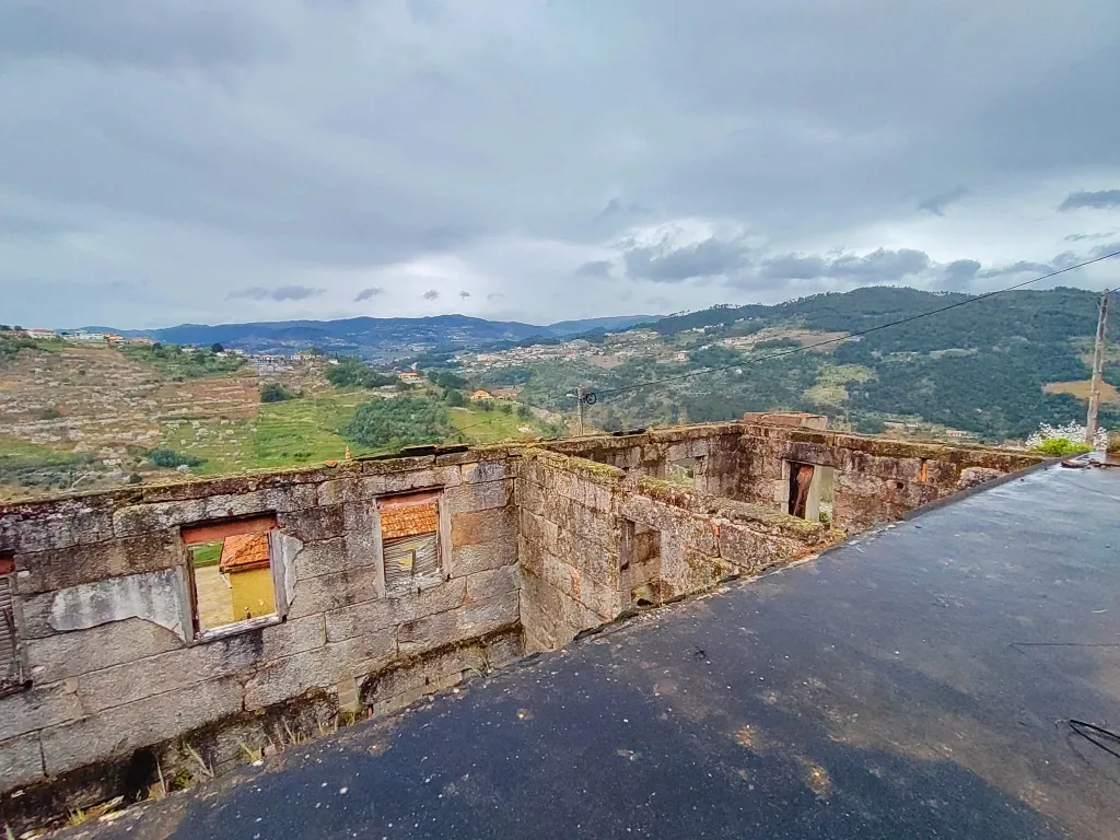 Moradia para reconstruir com terreno, refúgio paradisíaco perto da praia fluvial de Porto de Rei, S. Martinho de Mouros, Resende - Image 5