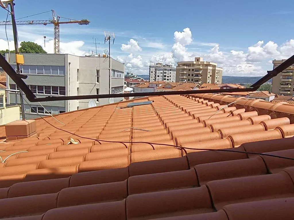 Edifício T4 em Chaves com Luz Natural e Varanda - Image 25