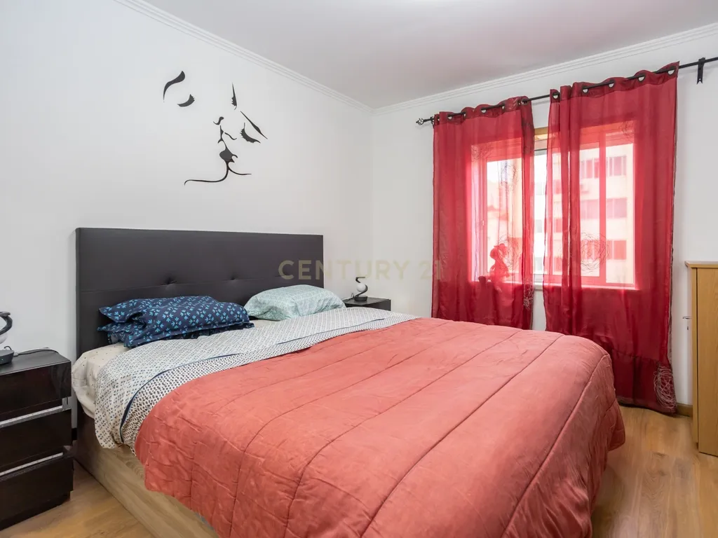 Apartamento T3 com Vista Panorâmica, no Monte da Caparica - Image 10