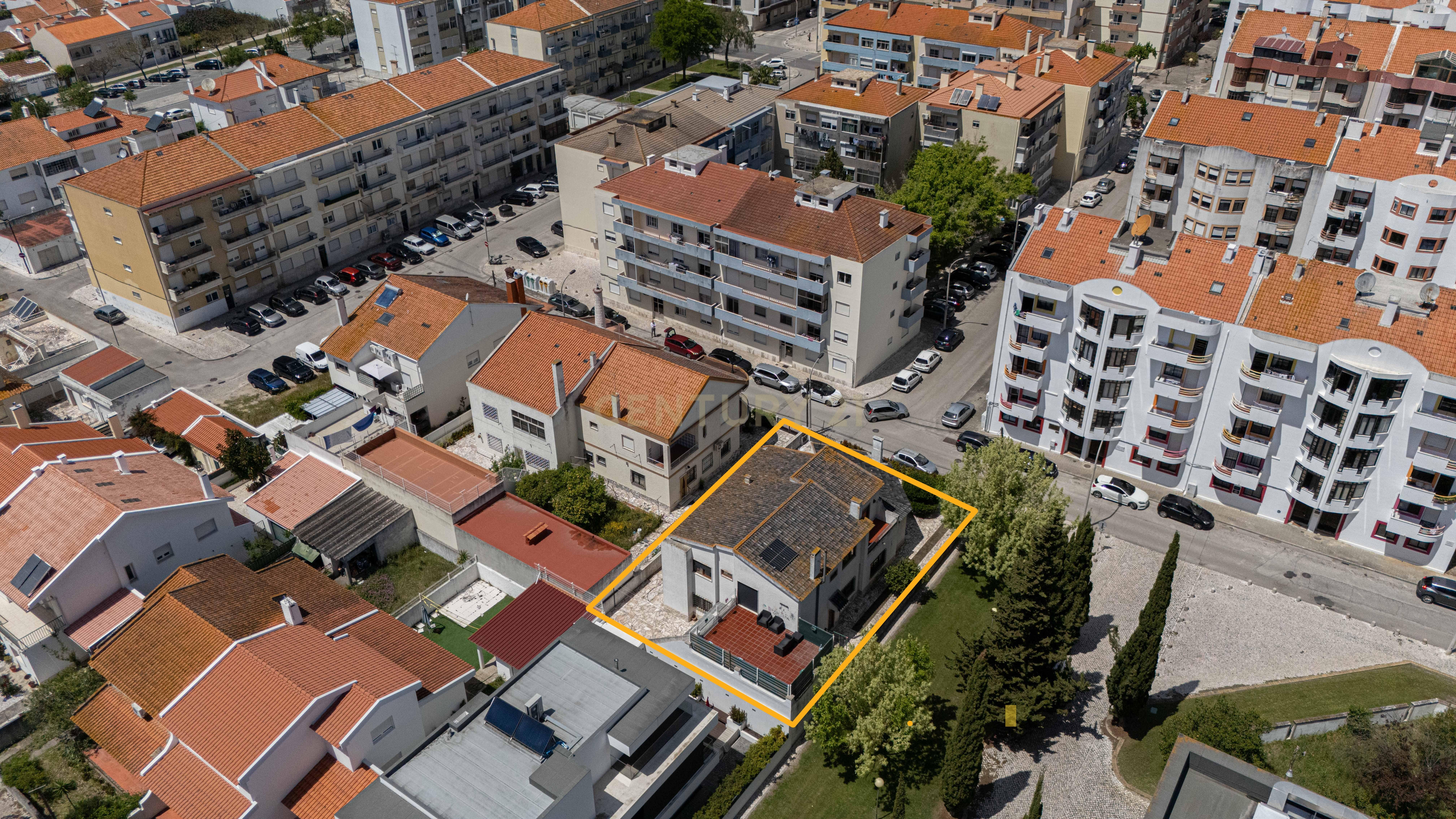 Moradia T6 no centro do Montijo com jardim e garagem - Image 58