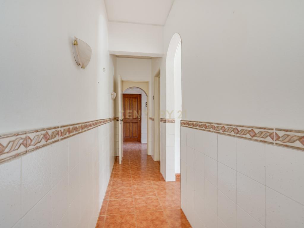 T2 Luminoso na Vila da Apelação – Espaço, Conforto e Potencial - Image 11