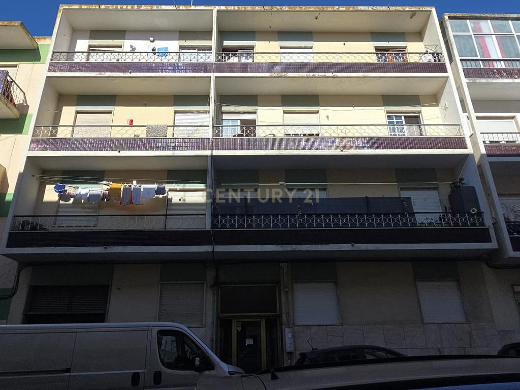 T3 com Sótão Amplo e Potencial para Duplex — Torre da Marinha - Image 21