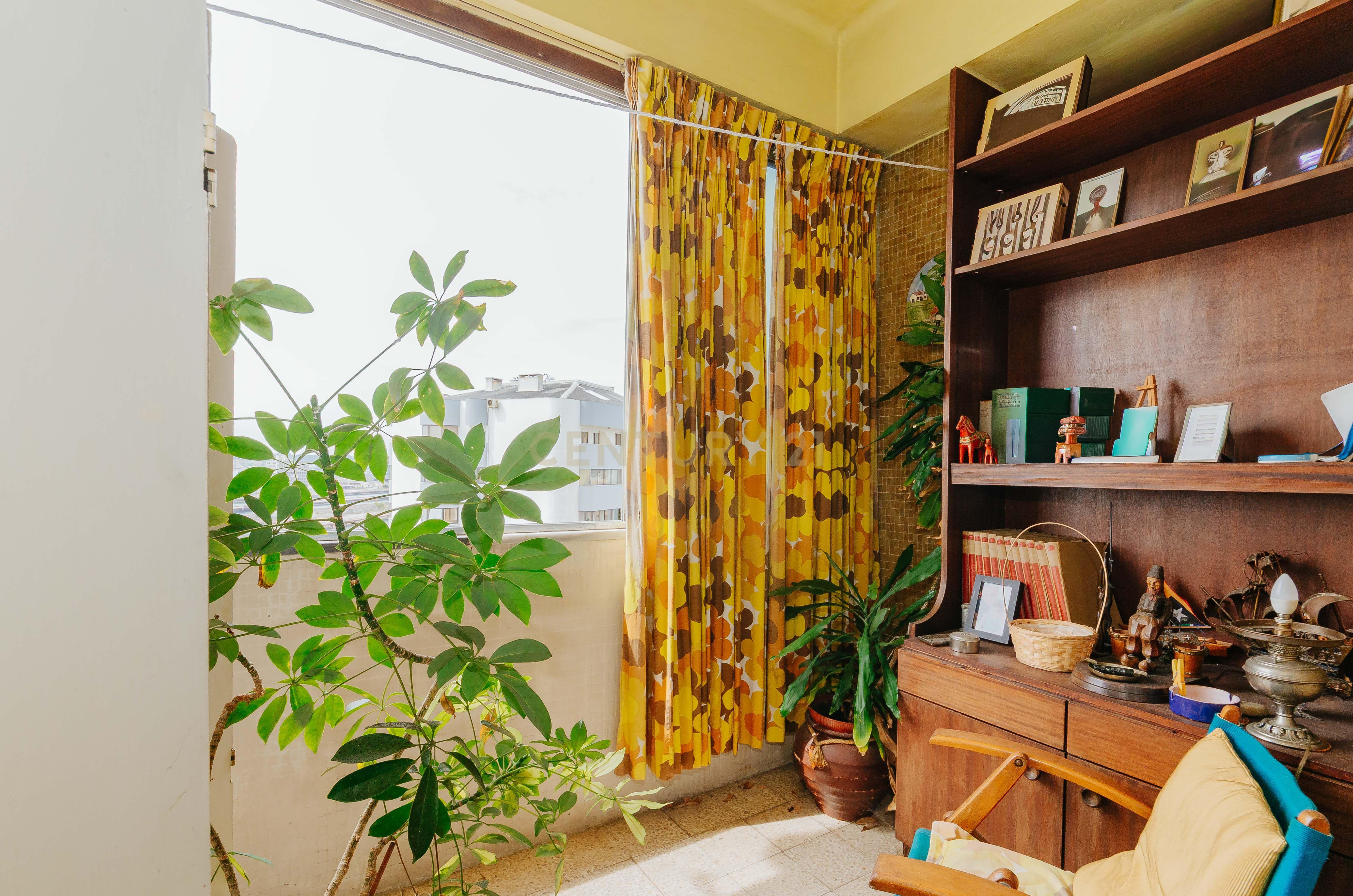 Fotografia 7 de Apartamento T3 em Almada, Parcialmente remodelado, Vista Rio.