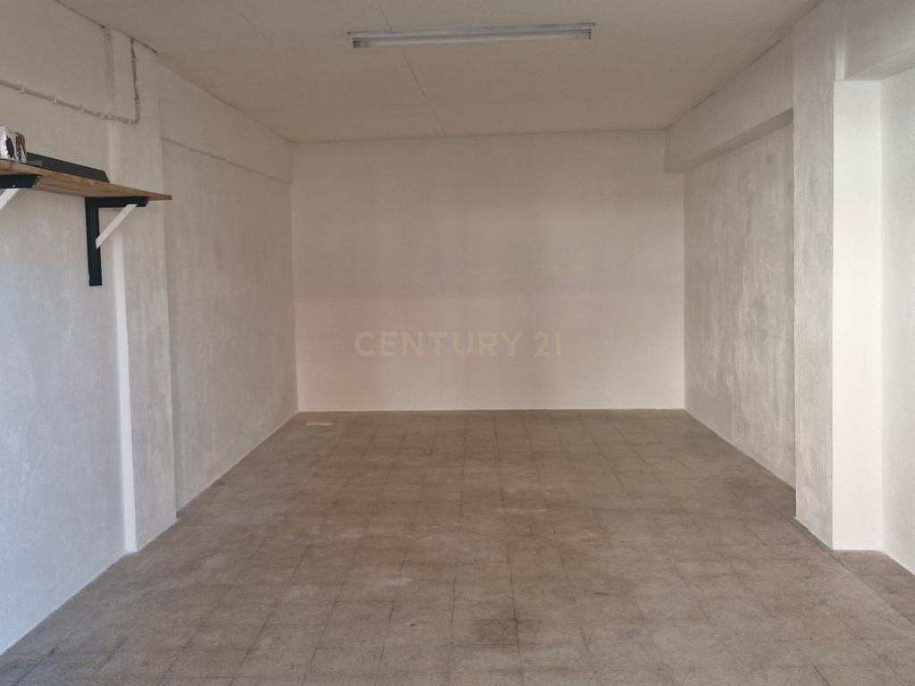 Garagem ampla com acesso direto à rua em Mem Martins, Sintra - Image 8