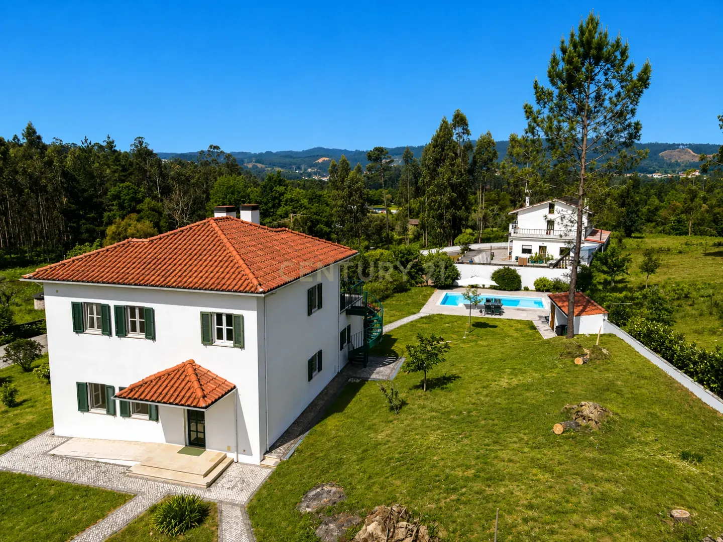 Fotografia 7 de Moradia T3 em bom estado com terraço, piscina, jardim e garagem numa localização sossegada a 2 min. de Vila Nova de Poiares