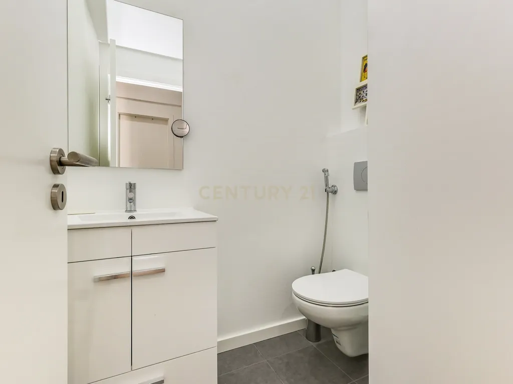 Apartamento T2 luminoso e totalmente remodelado - Rua Passos Manuel - Image 10