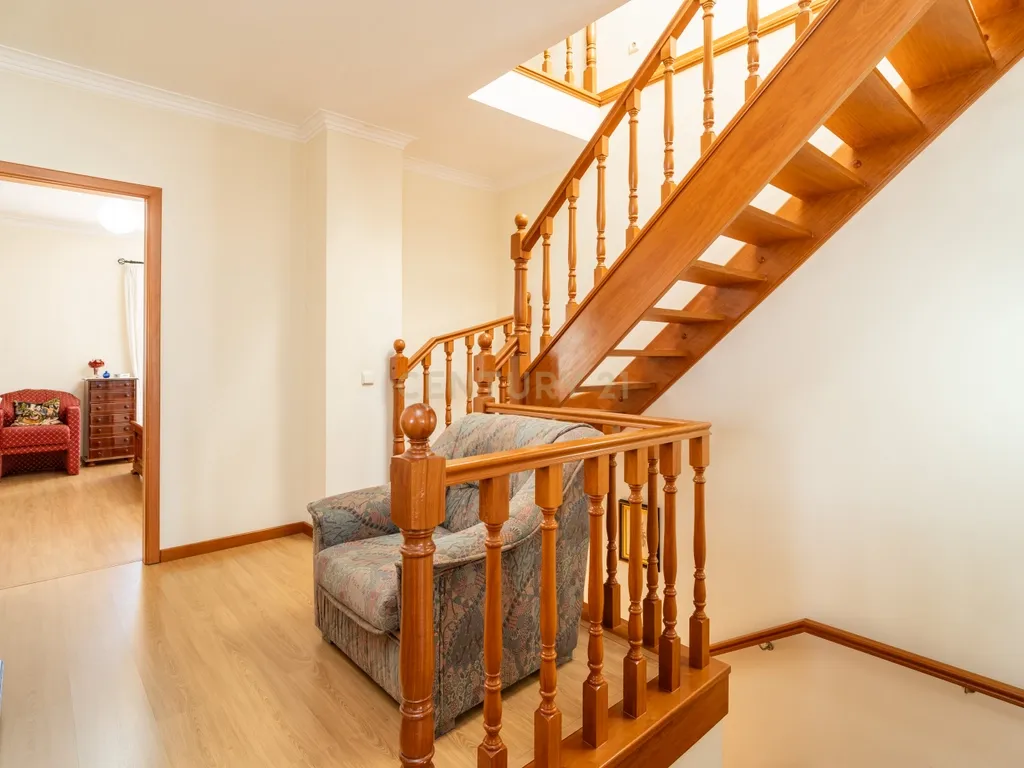 Moradia T4 com sótão versátil e excelentes acessos – uma oportunidade única - Image 20