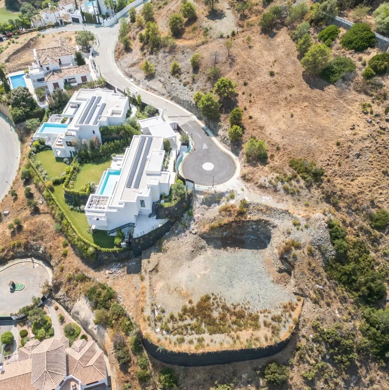 Terreno excepcional com 1.812 m² na prestigiada zona de Lomas de La Quinta, Benahavís - Image 4