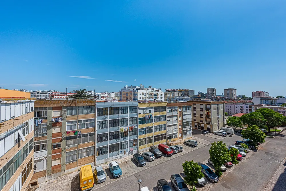 Apartamento T3 em bom estado de conservação com áreas generosas, S. Sebastião, Setúbal - Image 21