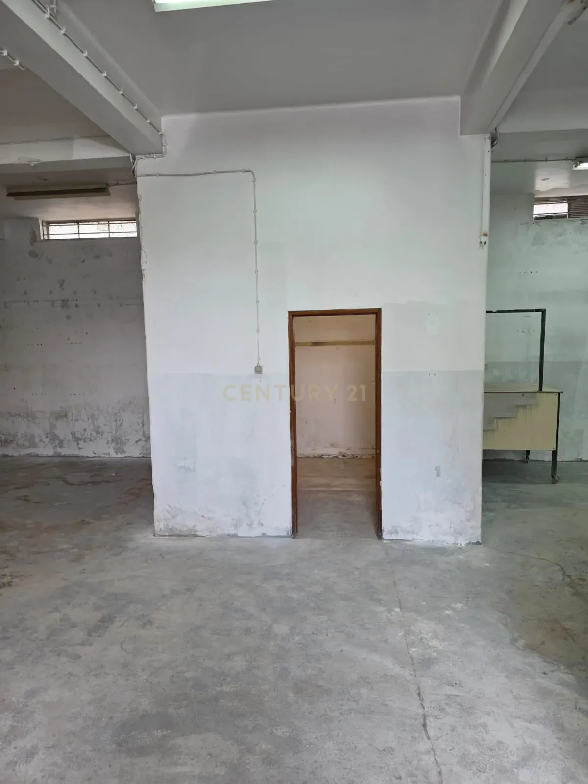 Fotografia 8 de Armazém com 160 m² para investimento em Linda-a-Velha