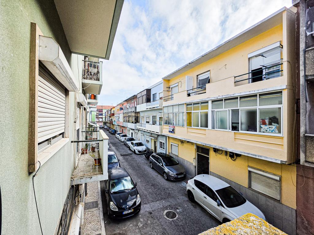 Apartamento T1 com Varanda em Localização Central - Image 17