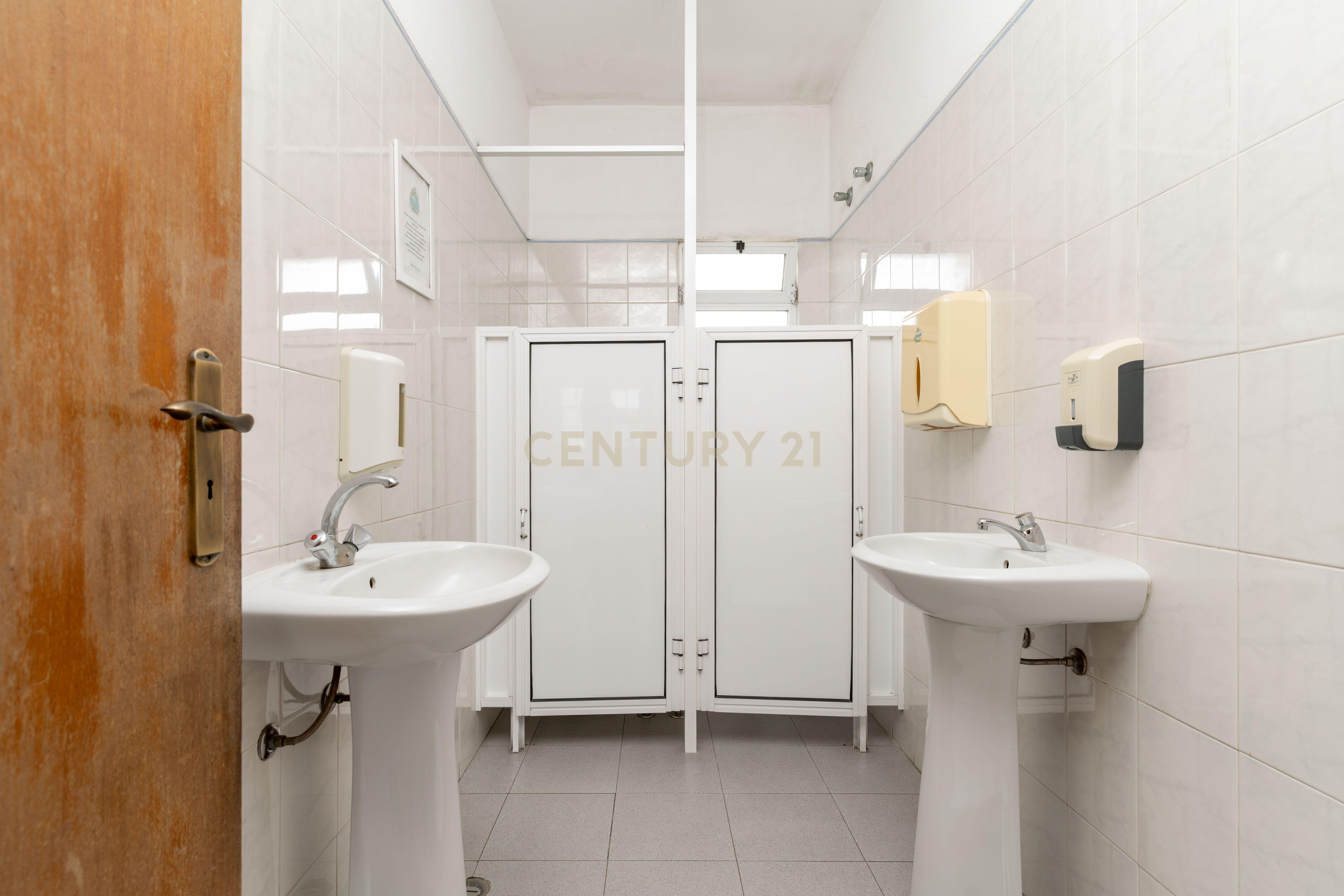 Fotografia 6 de Excelente Oportunidade de Investimento na Arrentela - Espaço Comercial com Potencial