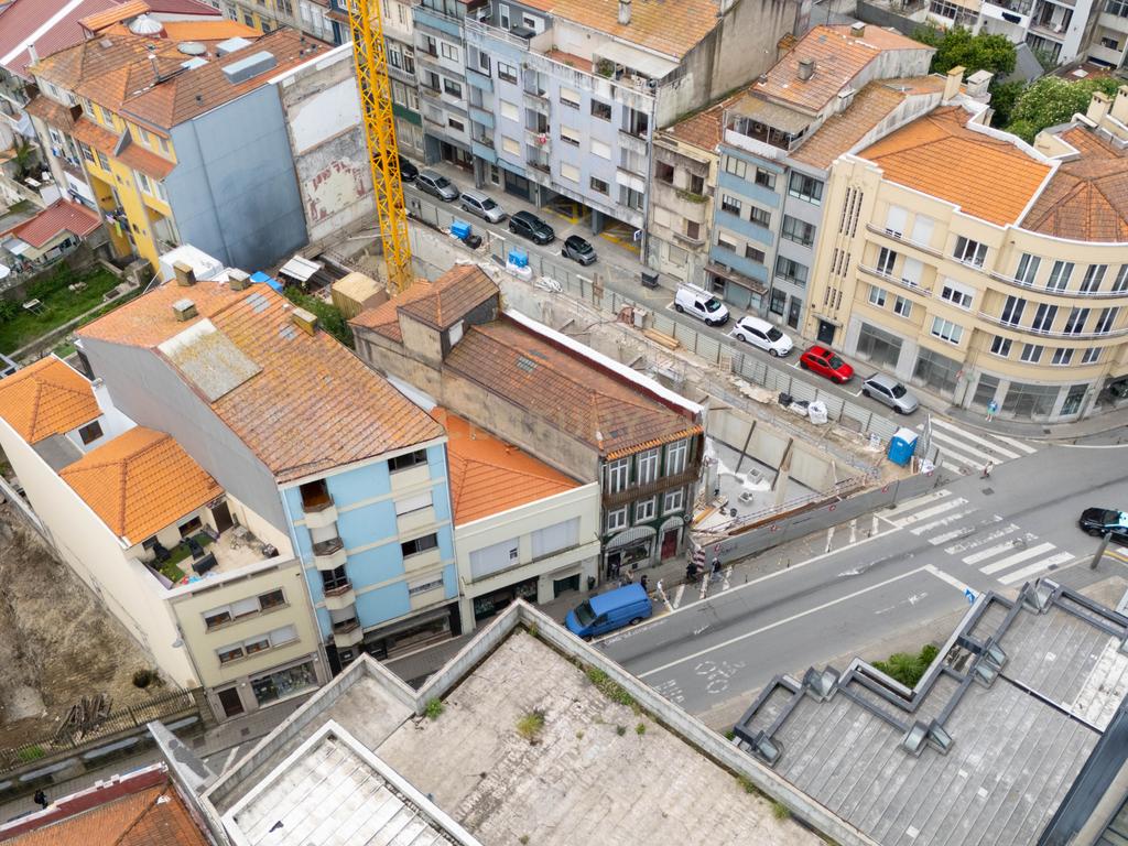 Prédio no centro do Porto com potencial construtivo. - Image 1