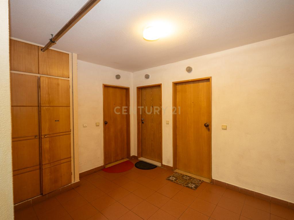 Apartamento de tipologia T2, totalmente renovado, localizado em Santo António dos Cavaleiros – Loures. - Image 4