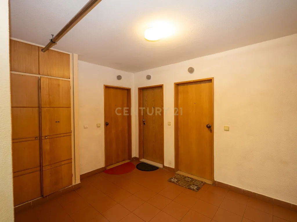 Apartamento de tipologia T2, totalmente renovado, localizado em Santo António dos Cavaleiros – Loures. - Image 4