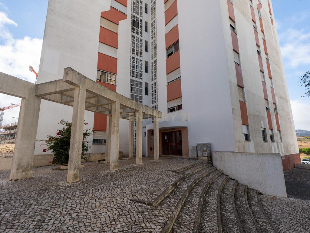 Apartamento T2 em Santo António dos Cavaleiros_Muito bem localizado - Image 2