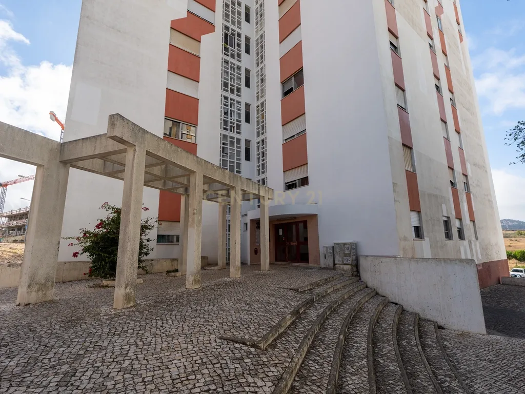 Apartamento T2 em Santo António dos Cavaleiros_Muito bem localizado - Image 2
