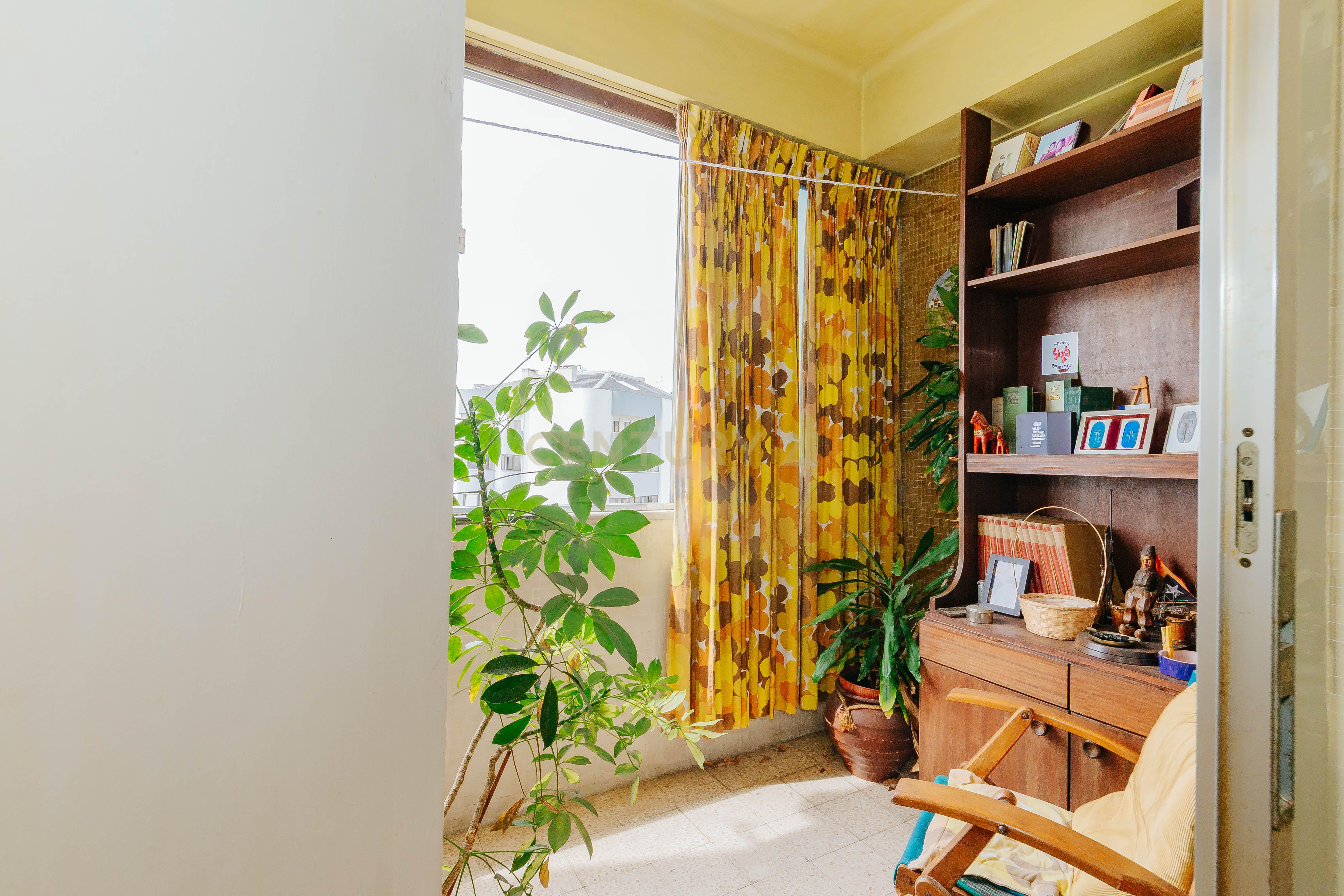 Fotografia 6 de Apartamento T3 em Almada, Parcialmente remodelado, Vista Rio.
