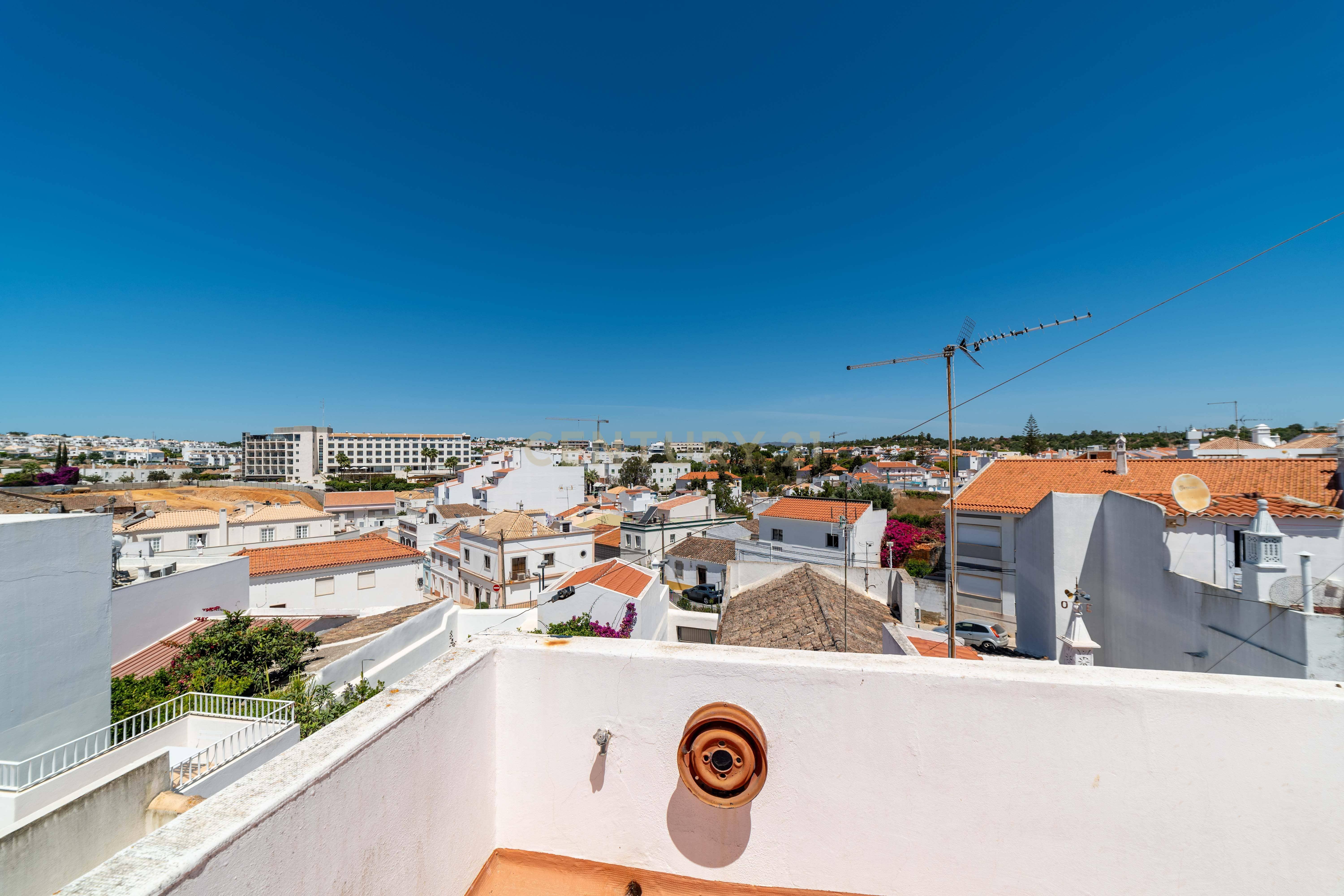 Moradia T3 com Espaço Comercial no Centro de Tavira – Largo de São Brás - Image 6