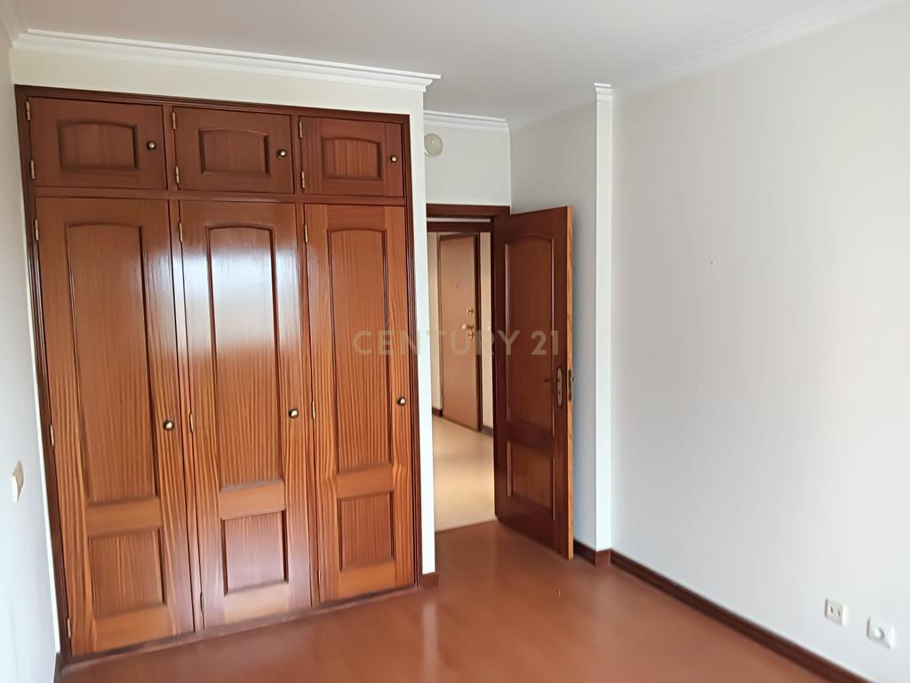 T3 com Suite/Garagem e Arrecadação - Vialonga - Image 42