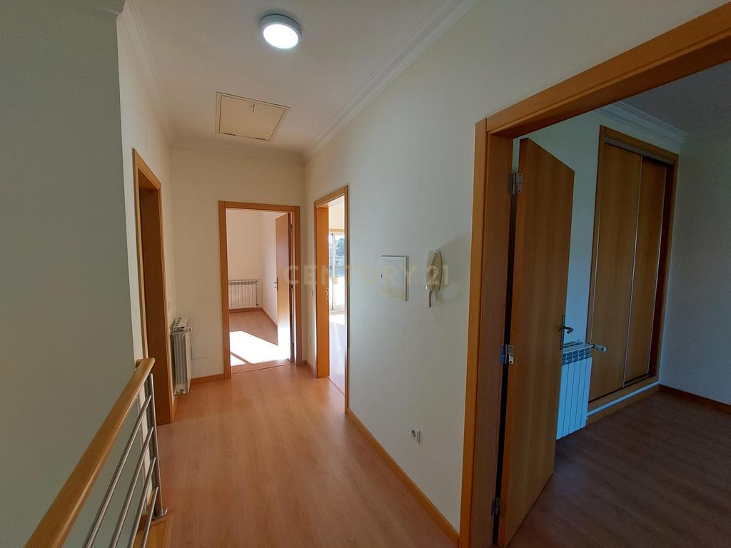 Moradia T4 de 3 Pisos com Piscina e Jardim - Image 22