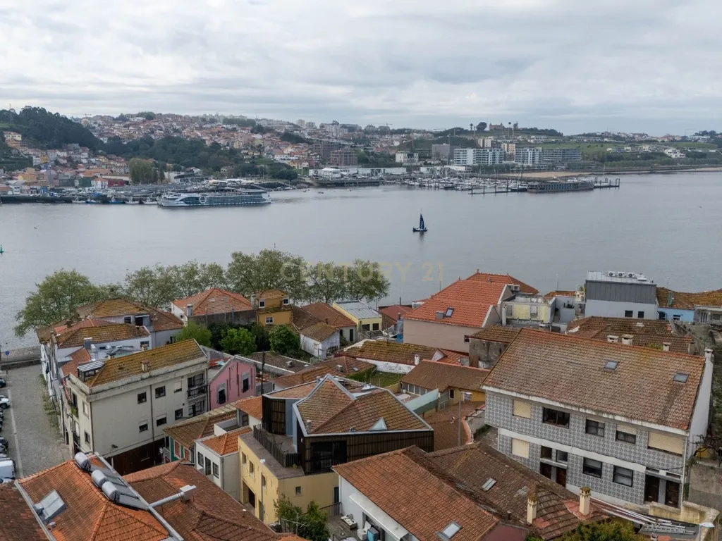 Exclusiva Moradia de Luxo no Coração do Ouro – Rua Senhor da Boa Morte, Porto - Image 21