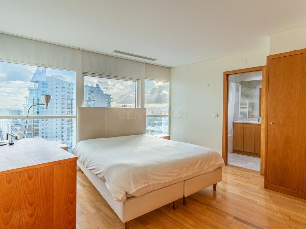 T3 Duplex na Torre de São Rafael com Vista Deslumbrante sobre o Tejo no Parque das Nações - Image 3