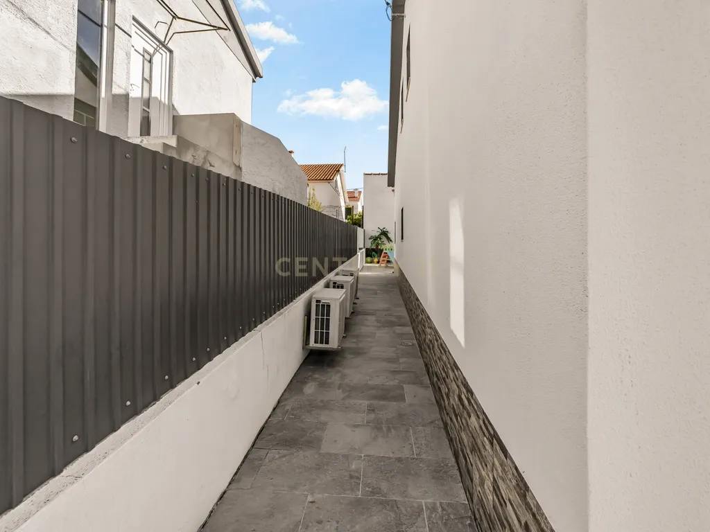 Moradia T3 isolada com garagem, Quinta do Conde - Image 46