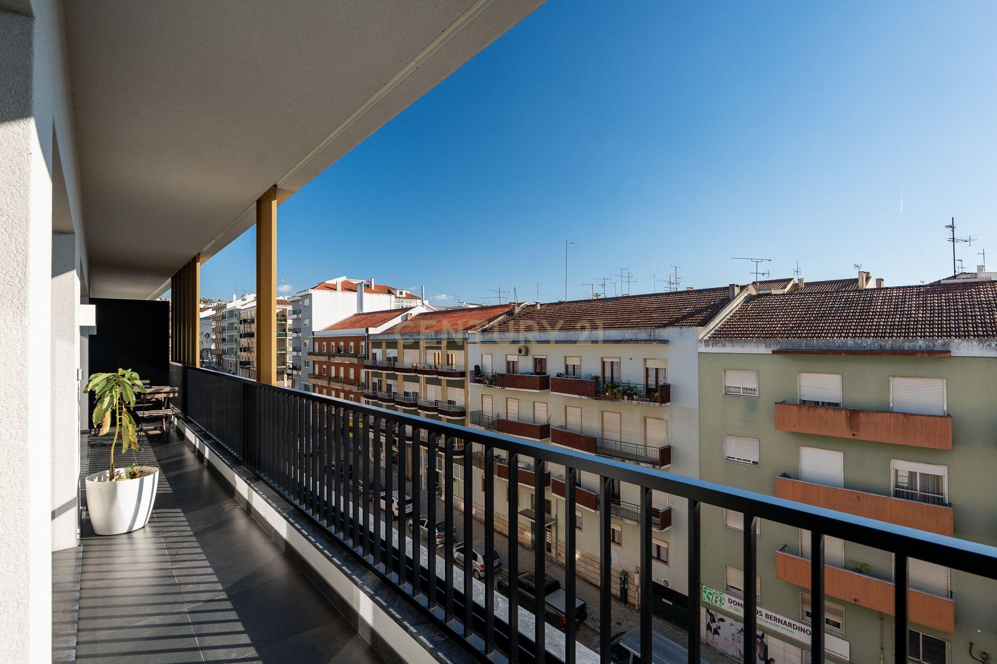 Apartamento T3+1 duplex, com terraço e estacionamento, no centro da cidade de Torres Vedras - Image 27