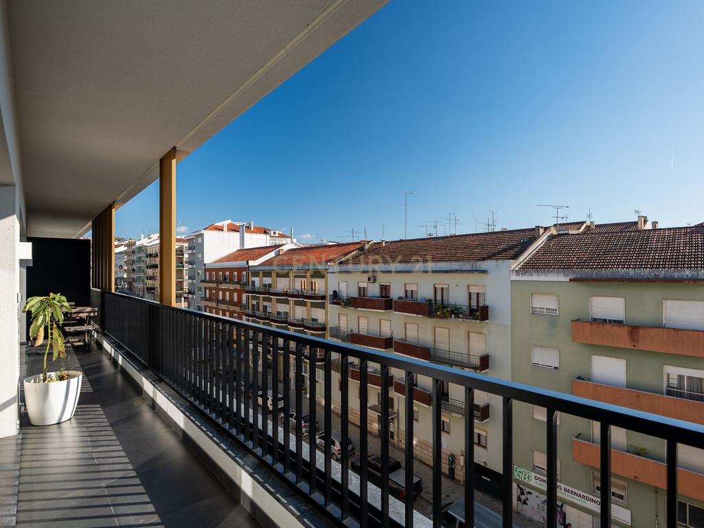 Apartamento T3+1 duplex, com terraço e estacionamento, no centro da cidade de Torres Vedras - Image 27